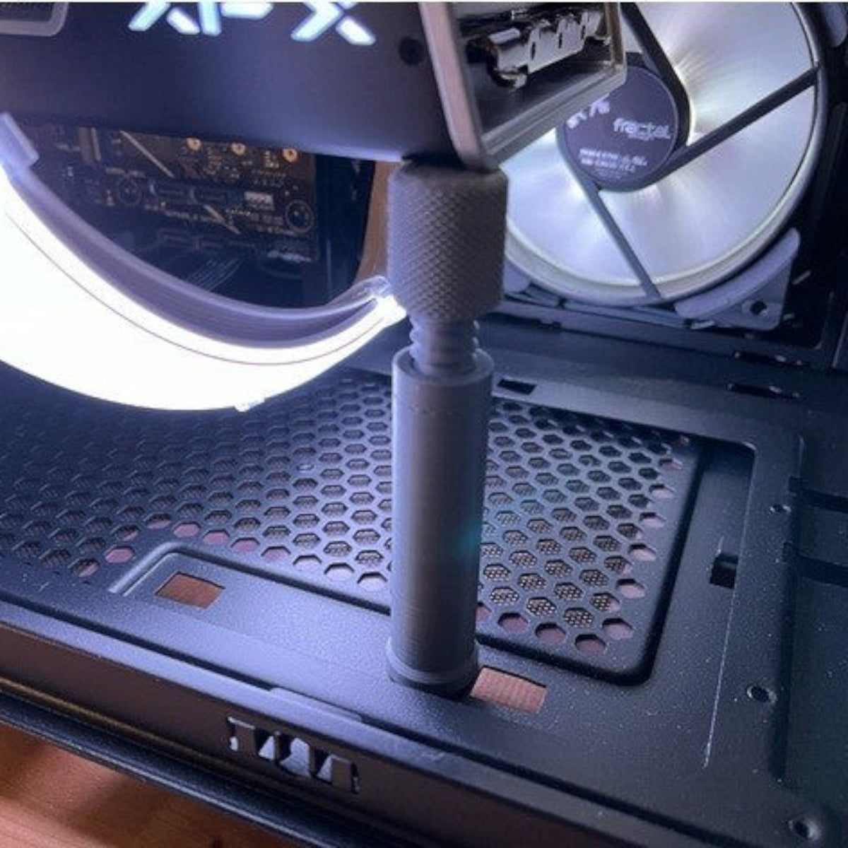 Magicland 3D ayarlanabilir gri metal GPU destek aparatı, bilgisayar kasası içinde ekran kartını destekler.
