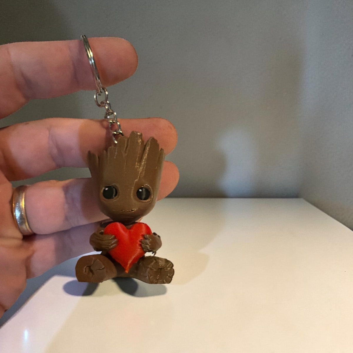 Magicland 3D Groot figürlü, kırmızı kalp tutan kahverengi anahtarlık