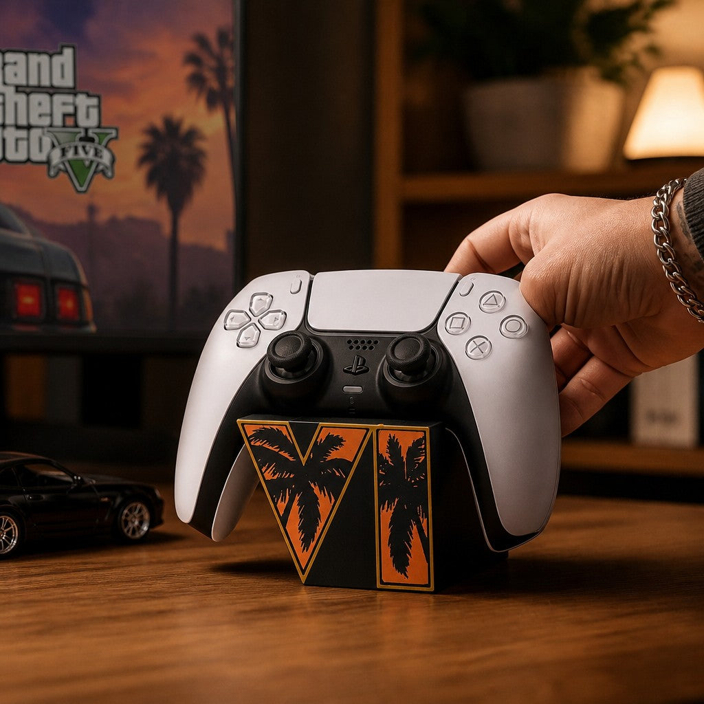Magicland 3D tasarımı, palmiye desenli GTA VI logolu PS5 oyun kolu standı, ahşap masa üzerinde duruyor.