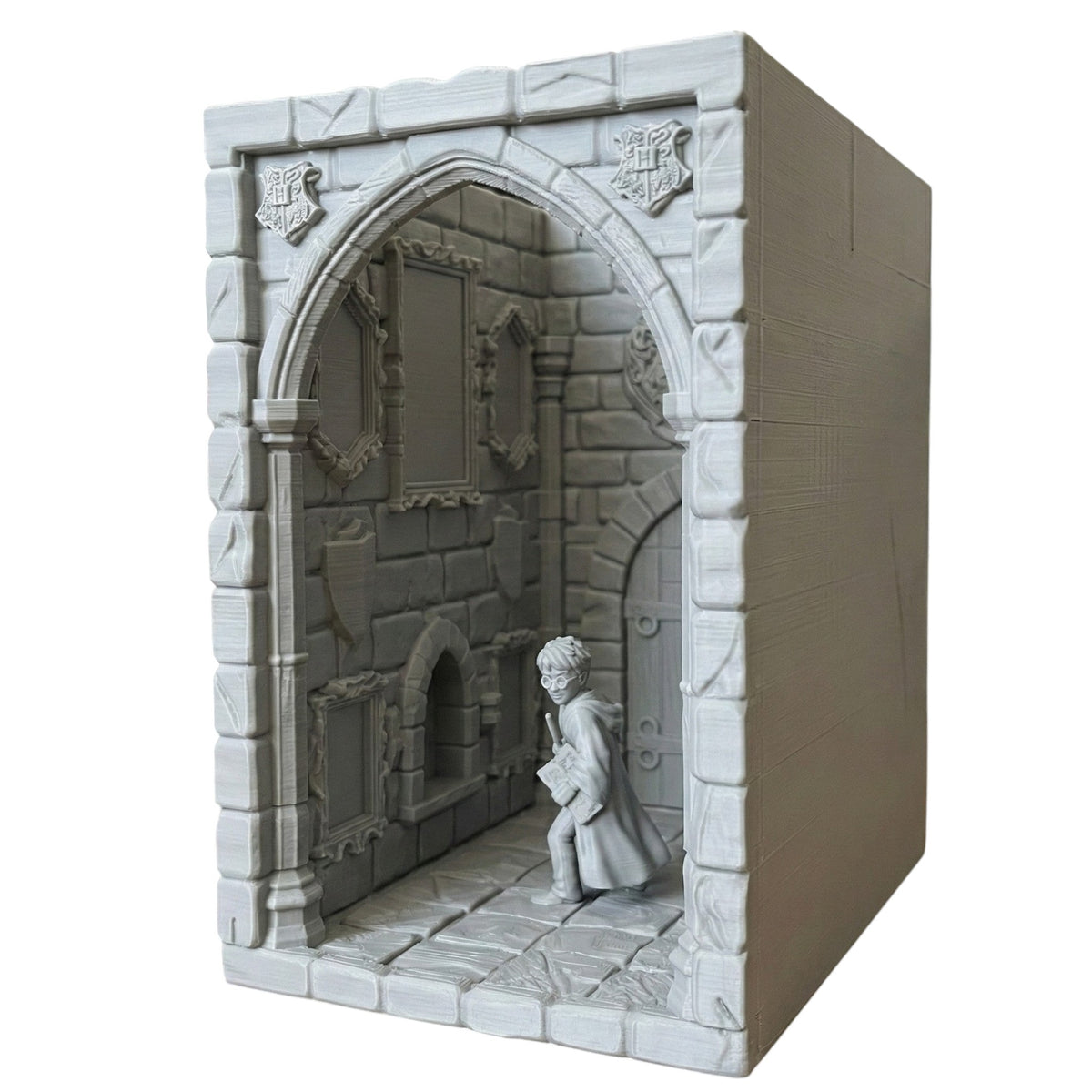 Magicland 3D Harry Potter kitap tutucu diorama, gri renkte, detaylı taş duvarlar ve kemerli giriş ile.