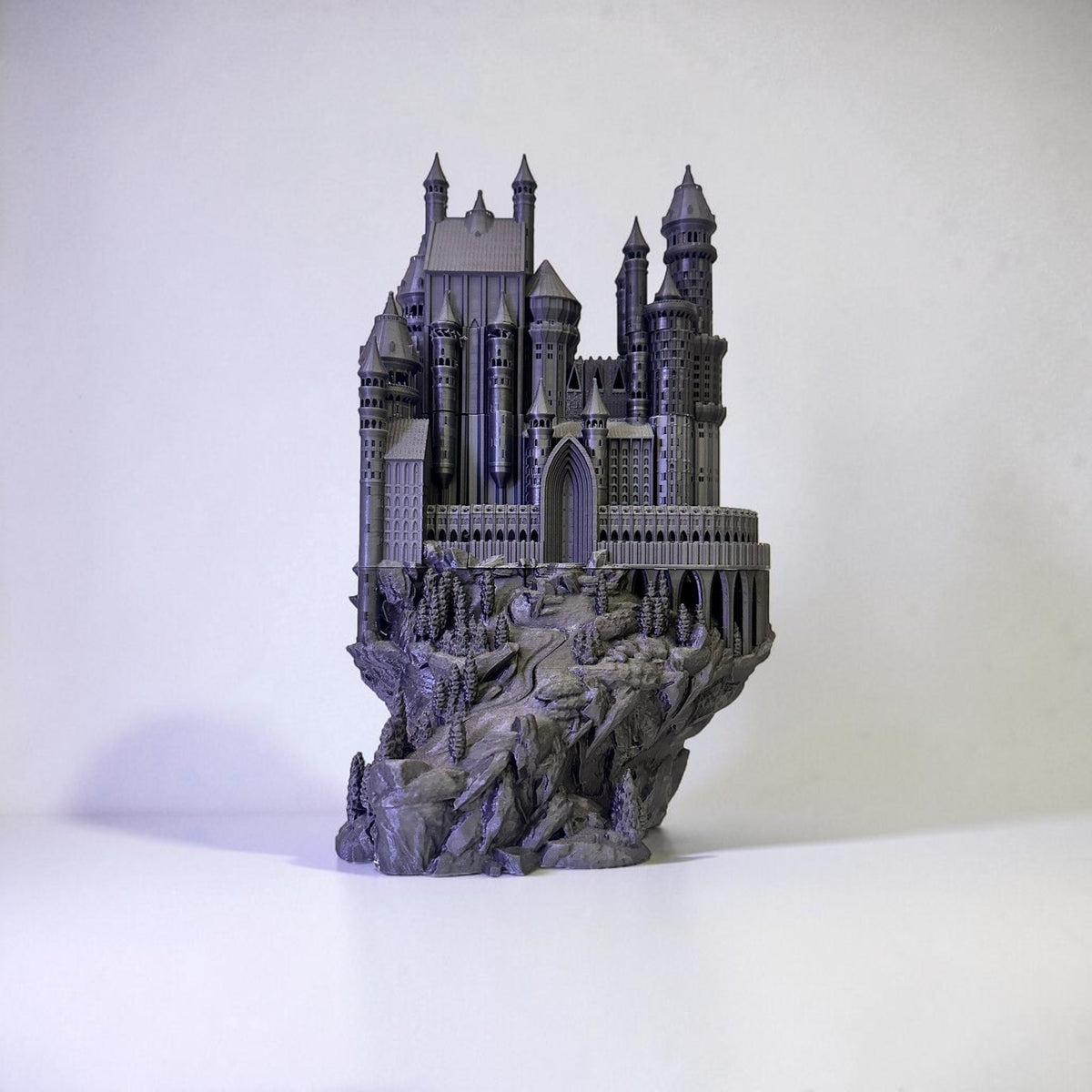 Magicland 3D Hogwarts dekoratif figür, gri renkte, detaylı bir şekilde tasarlanmış bir şato maketidir.