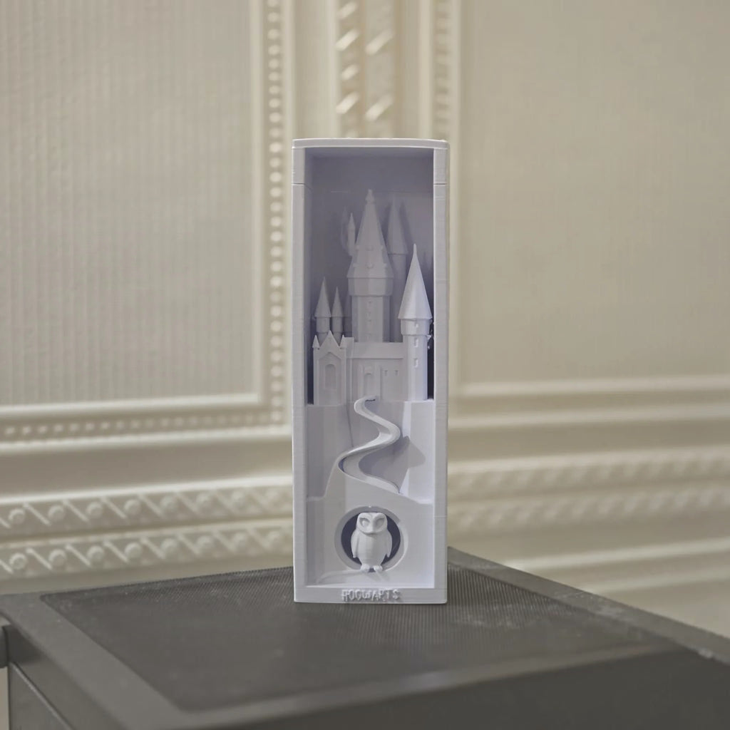 Magicland 3D beyaz Hogwarts şatosu temalı, baykuş figürlü ve kıvrımlı yol detaylı 3D baskı kitap tutucu.