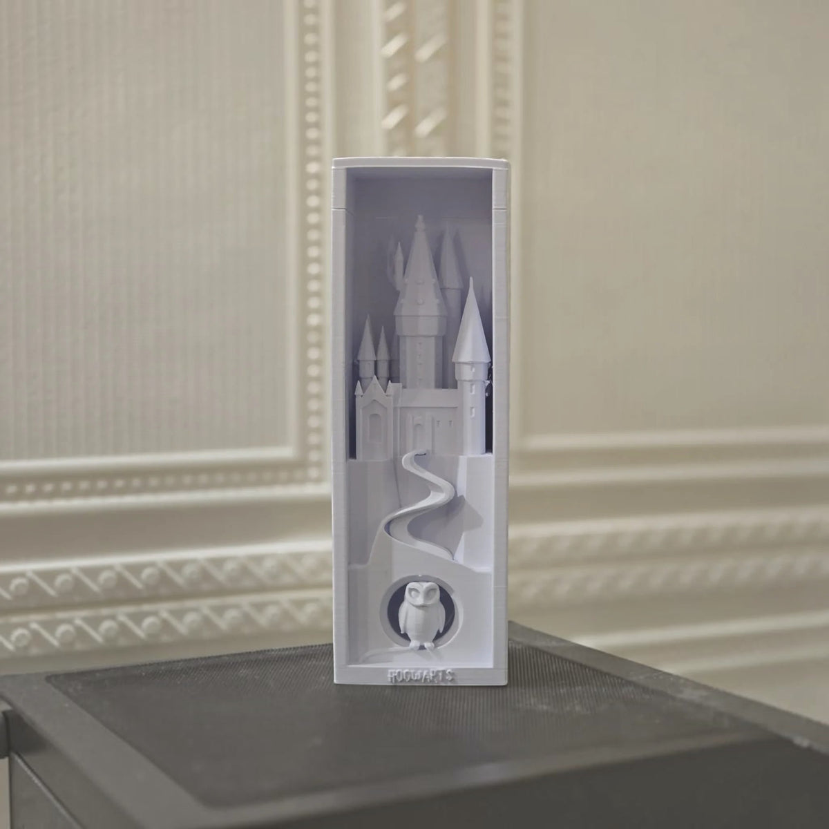 Magicland 3D beyaz Hogwarts şatosu temalı, baykuş figürlü ve kıvrımlı yol detaylı 3D baskı kitap tutucu.