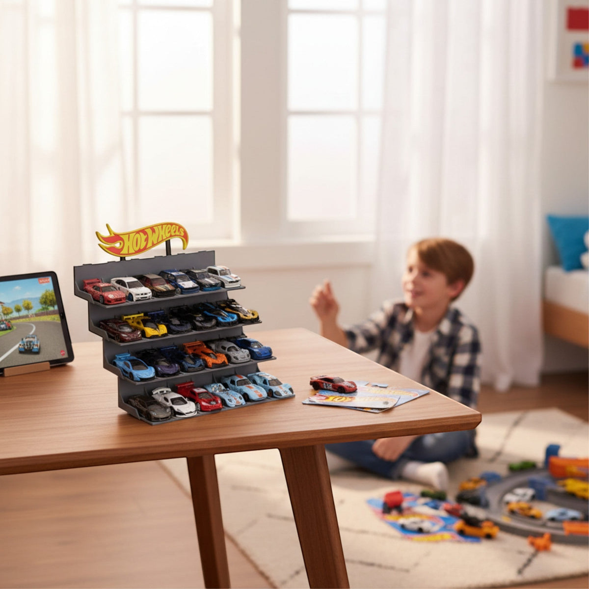 Magicland 3D Hot Wheels araba standı, 24 araba kapasiteli, gri renkte, çocuk odasında masanın üzerinde duruyor.