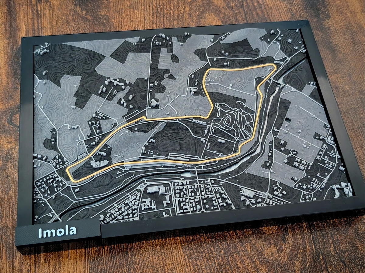 Magicland 3D 3 boyutlu Imola pist haritası, altın rengi yarış çizgisi ve detaylı arazi kabartması.