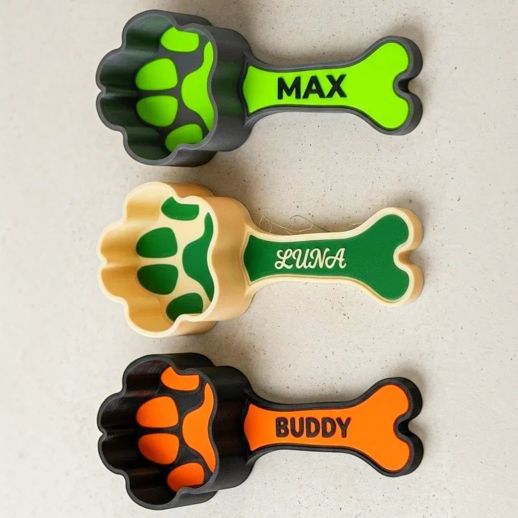 Magicland 3D kişiye özel isimli, pati formunda hazneli ve kemik saplı renkli 3D baskı kedi köpek mama küreği seti