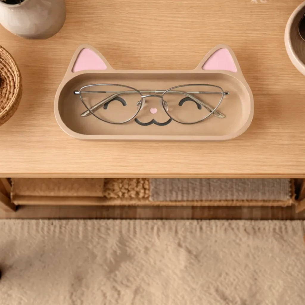 Magicland 3D kedi yüzü şeklinde bej renkli 3D baskı gözlük tutucu tepsi, üzerinde gözlükle sevimli kedi figürü.