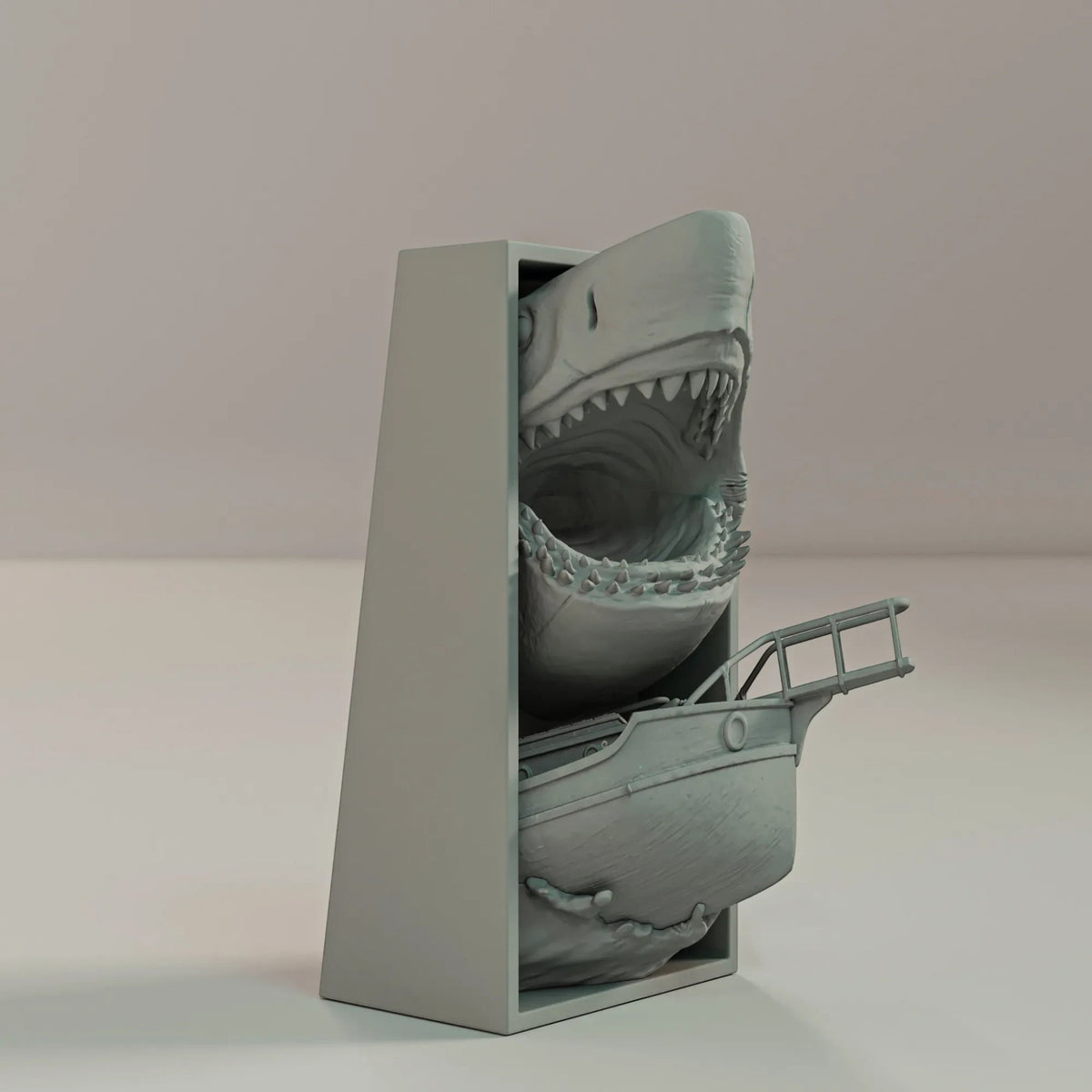 Magicland 3D gri PLA malzemeden üretilmiş, açık ağızlı köpekbalığı ve balıkçı teknesi detaylı dekoratif kitap tutucu.