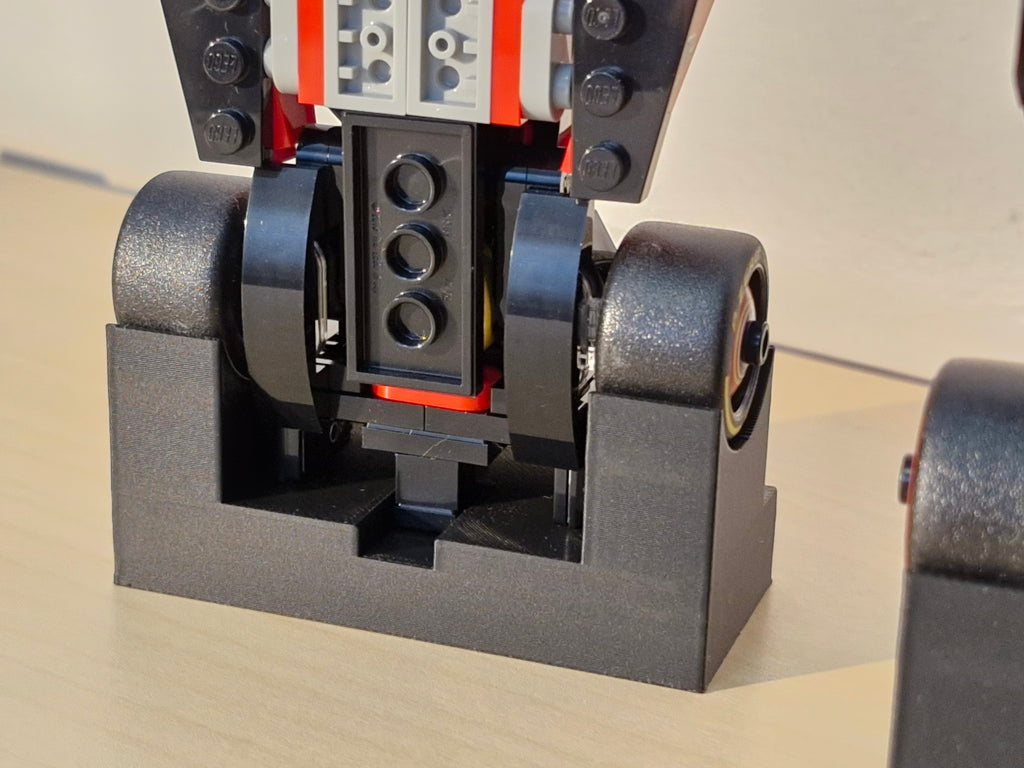 Magicland 3D F1 Lego Speed Champions dikey standı, siyah renkte, Lego araçlarını sergilemek için ideal.