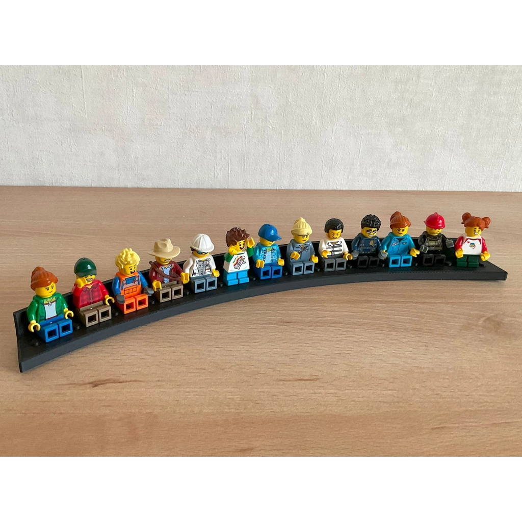 Magicland 3D figür standı, 117 Lego figür kapasiteli, siyah, kavisli tasarım. Çeşitli Lego figürleri sergileniyor.