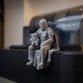 Magicland 3D tasarımı gri renkli, raf kenarına oturan Mandalorian ve Grogu figürü, detaylı 3D baskı Star Wars dekoru