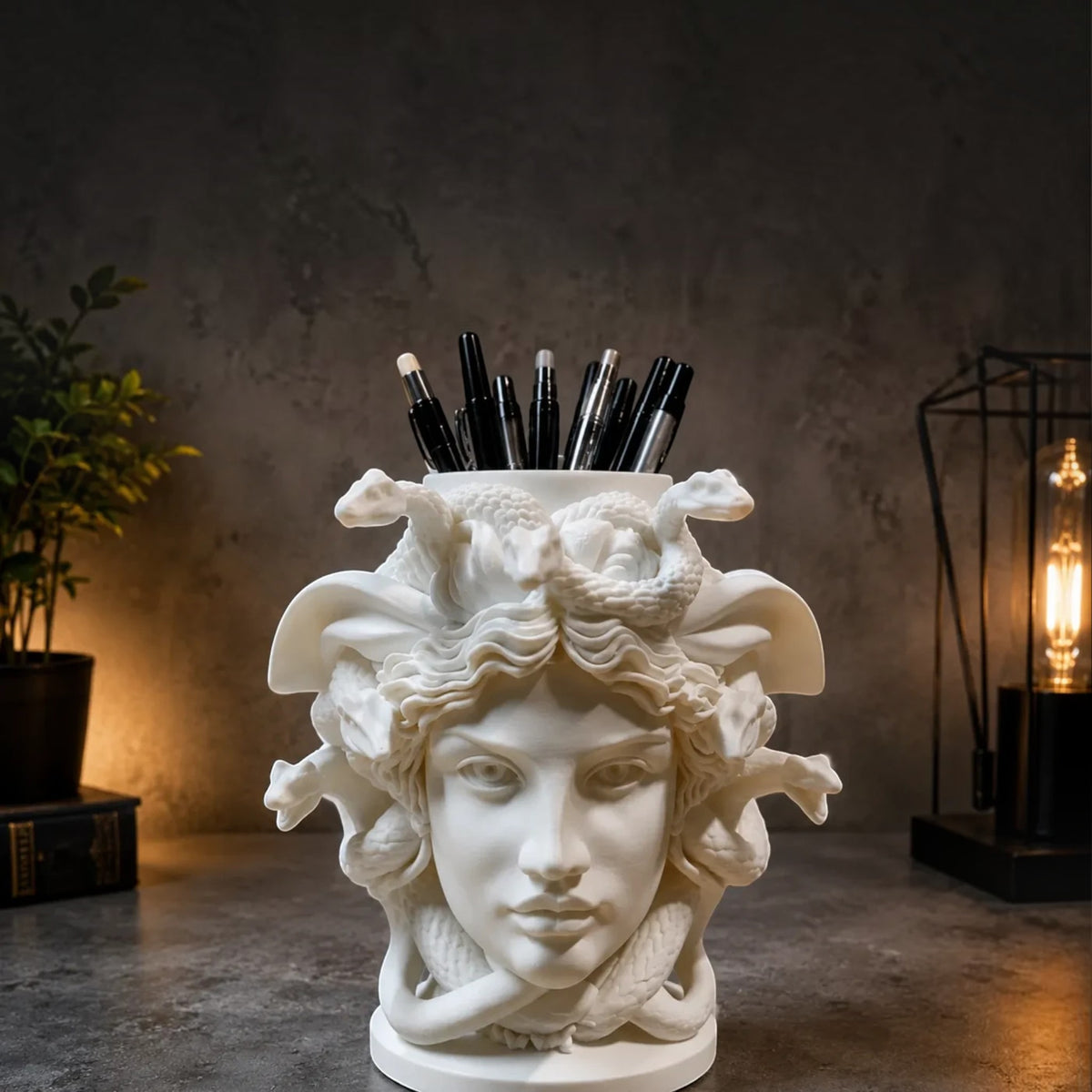 Magicland 3D Medusa büstü şeklinde mat beyaz PLA malzemeden üretilmiş detaylı yılan saçlı masaüstü kalemlik