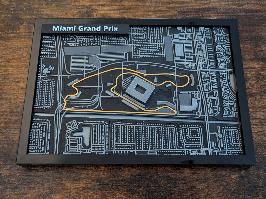 Magicland 3D Miami Grand Prix 3D kabartma haritası, siyah zemin üzerinde sarı pist detayı ve gri şehir yapısı.