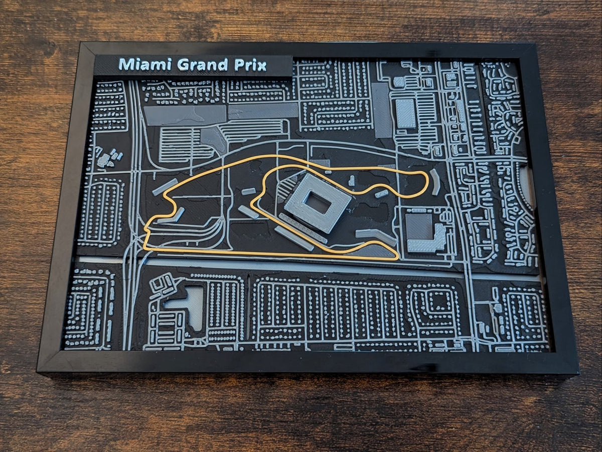 Magicland 3D Miami Grand Prix 3D kabartma haritası, siyah zemin üzerinde sarı pist detayı ve gri şehir yapısı.