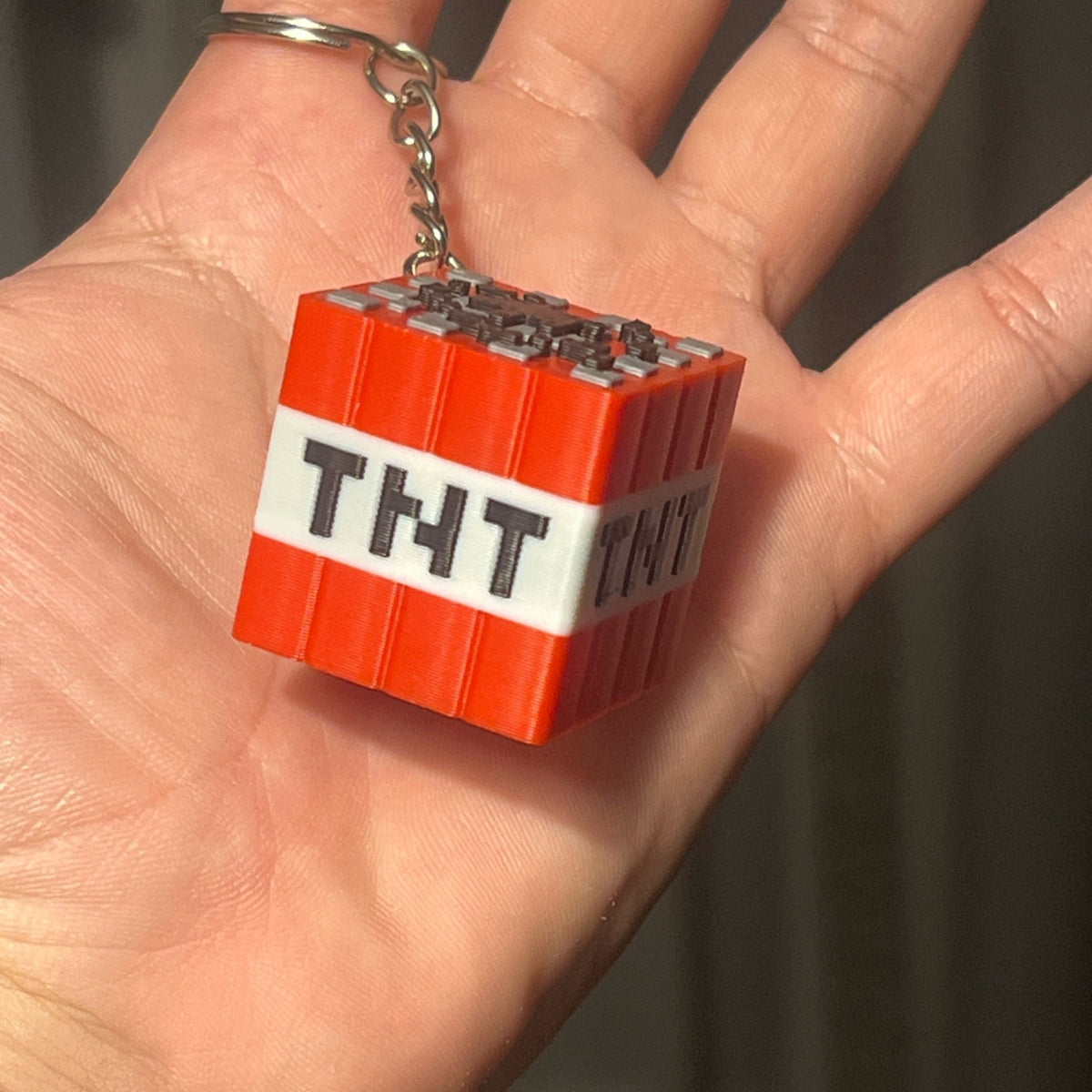 Magicland 3D Minecraft TNT anahtarlık, kırmızı ve beyaz renklerde, oyun temalı.