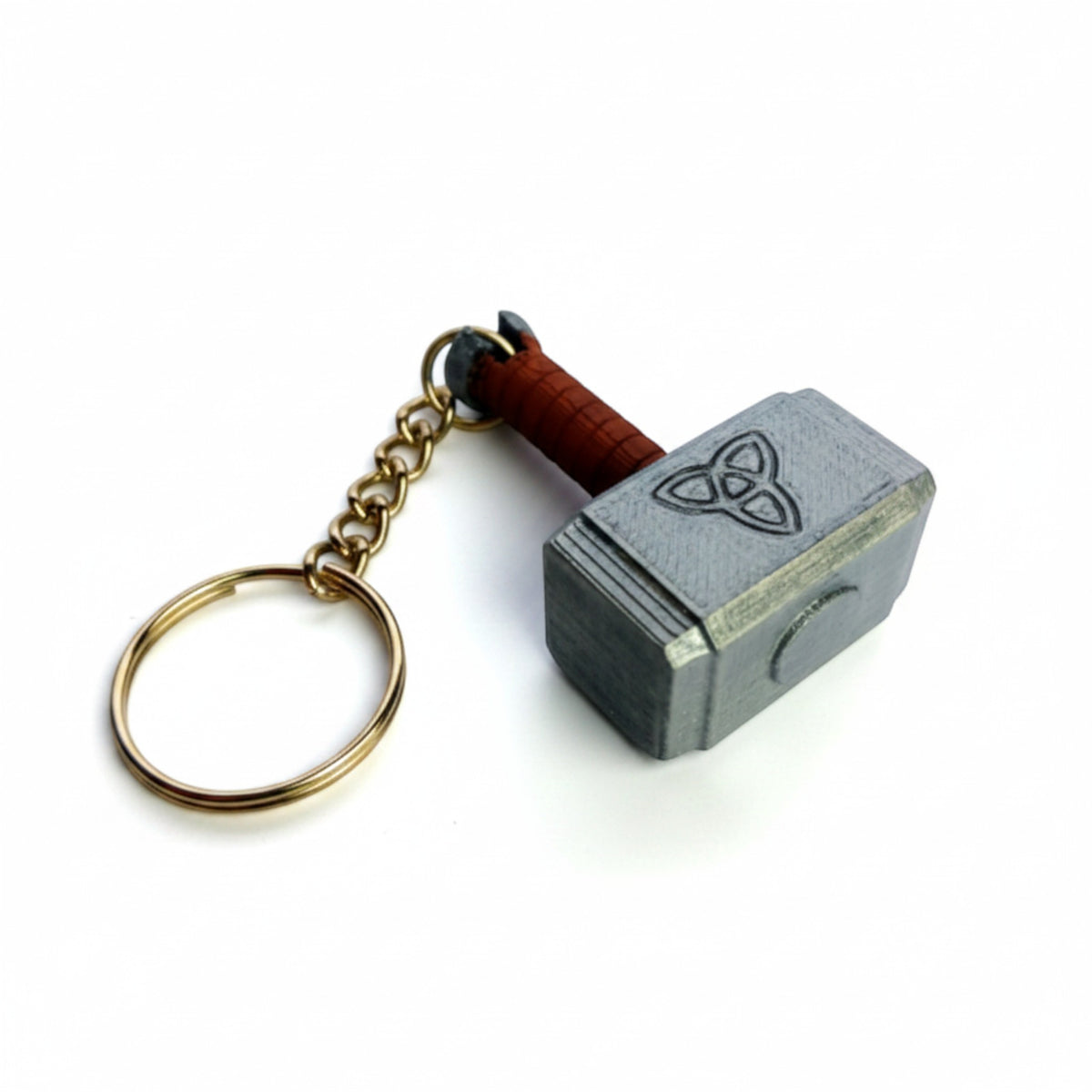 Magicland 3D Mjolnir anahtarlık, gri metalik görünümlü, kahverengi saplı ve üçlü düğüm sembollü.