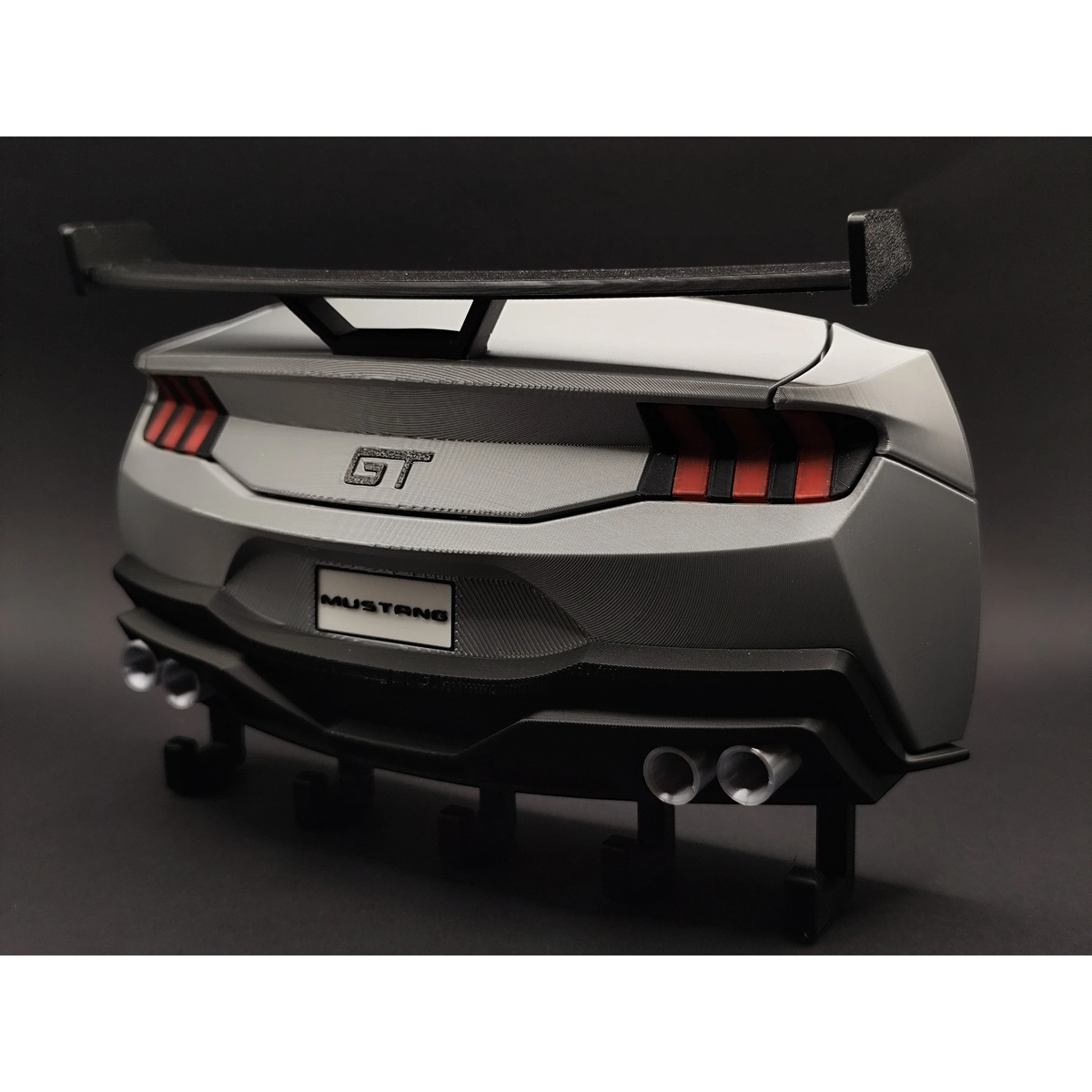 Magicland 3D Mustang GT anahtarlık askısı, gri renkli, 3D baskı, araba arka tasarımı, spoiler ve çift egzoz detaylı.