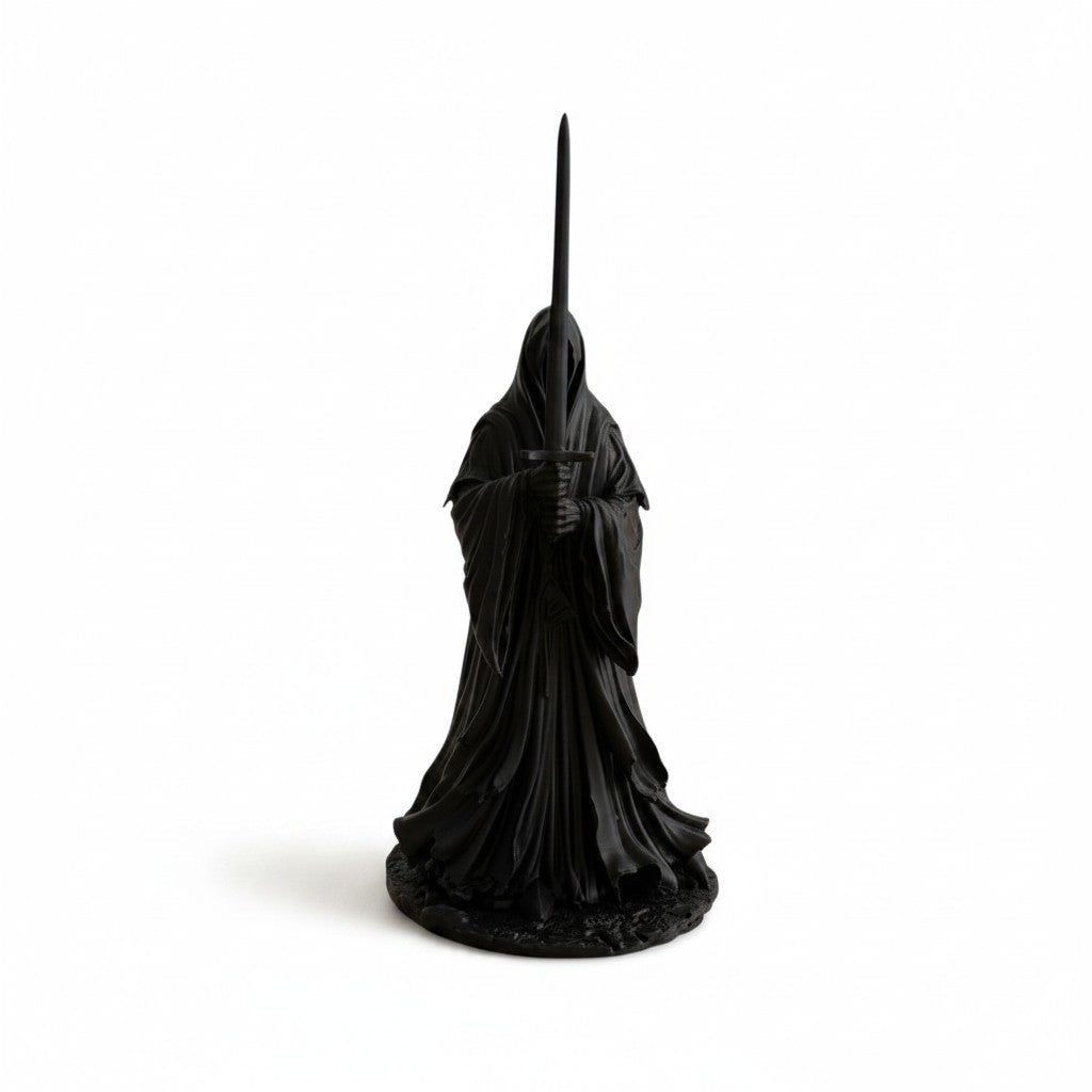 Magicland 3D Nazgul figürü, kapüşonlu siyah cüppesi ve elinde kılıcıyla duruyor.