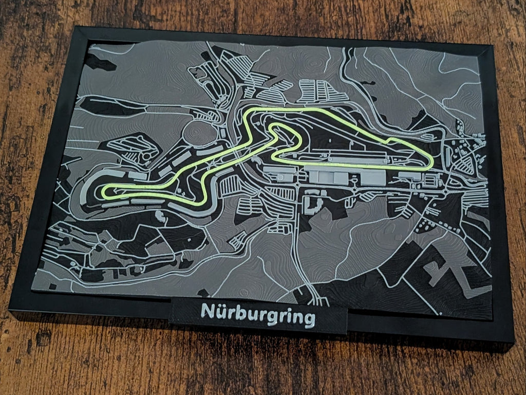 Magicland 3D Nürburgring F1 pist kabartma haritası, siyah ve gri tonlarında, parlak yeşil pist detayı.