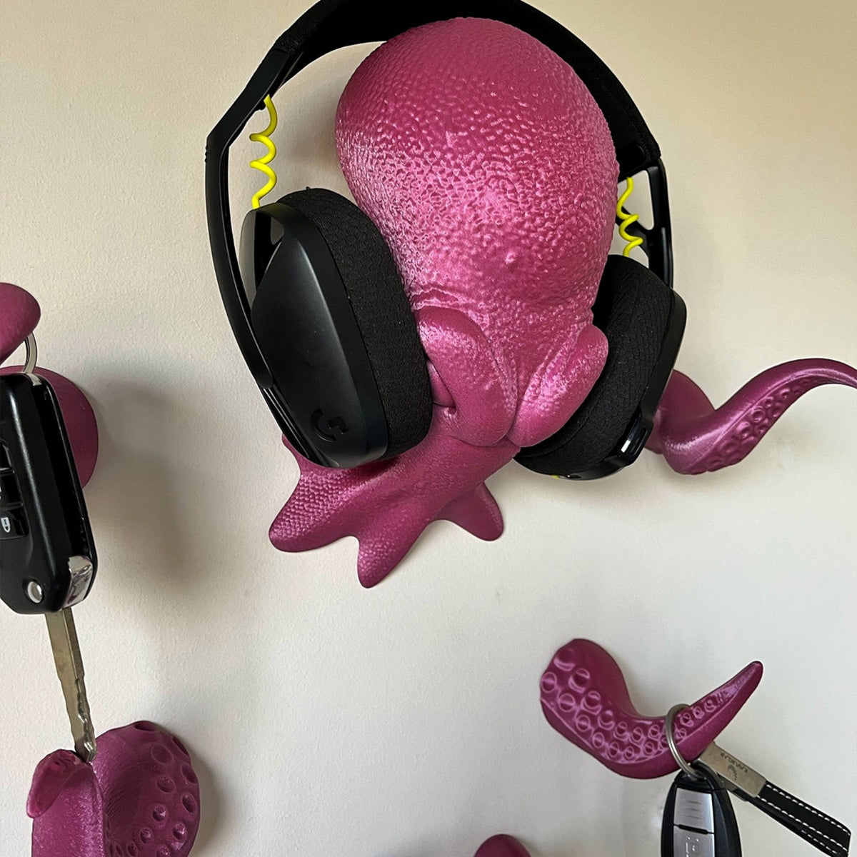 Magicland 3D pink octopus headphone stand and key holder. The octopus has tentacles that act as hooks.