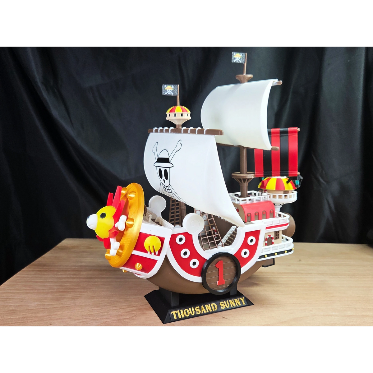 Magicland 3D One Piece Thousand Sunny gemi modeli, beyaz yelkenleri ve kırmızı detayları ile.