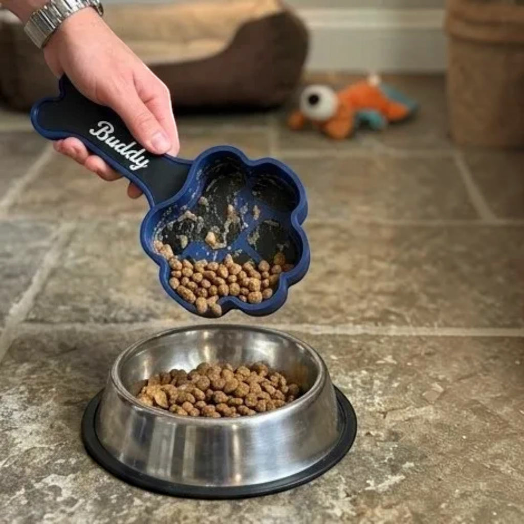 Magicland 3D pati şeklinde lacivert mama küreği, üzerinde kemik saplı ve kişiselleştirilmiş isim yazılı kedi köpek mama kaşığı
