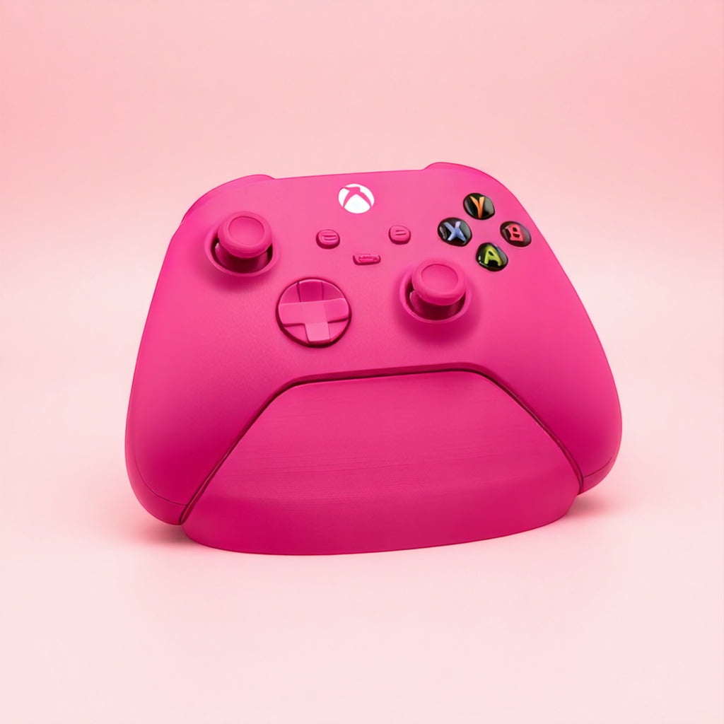 Magicland 3D pembe Xbox kontrolcü standı, oyun kurulumu için sade ve fonksiyonel aksesuar.