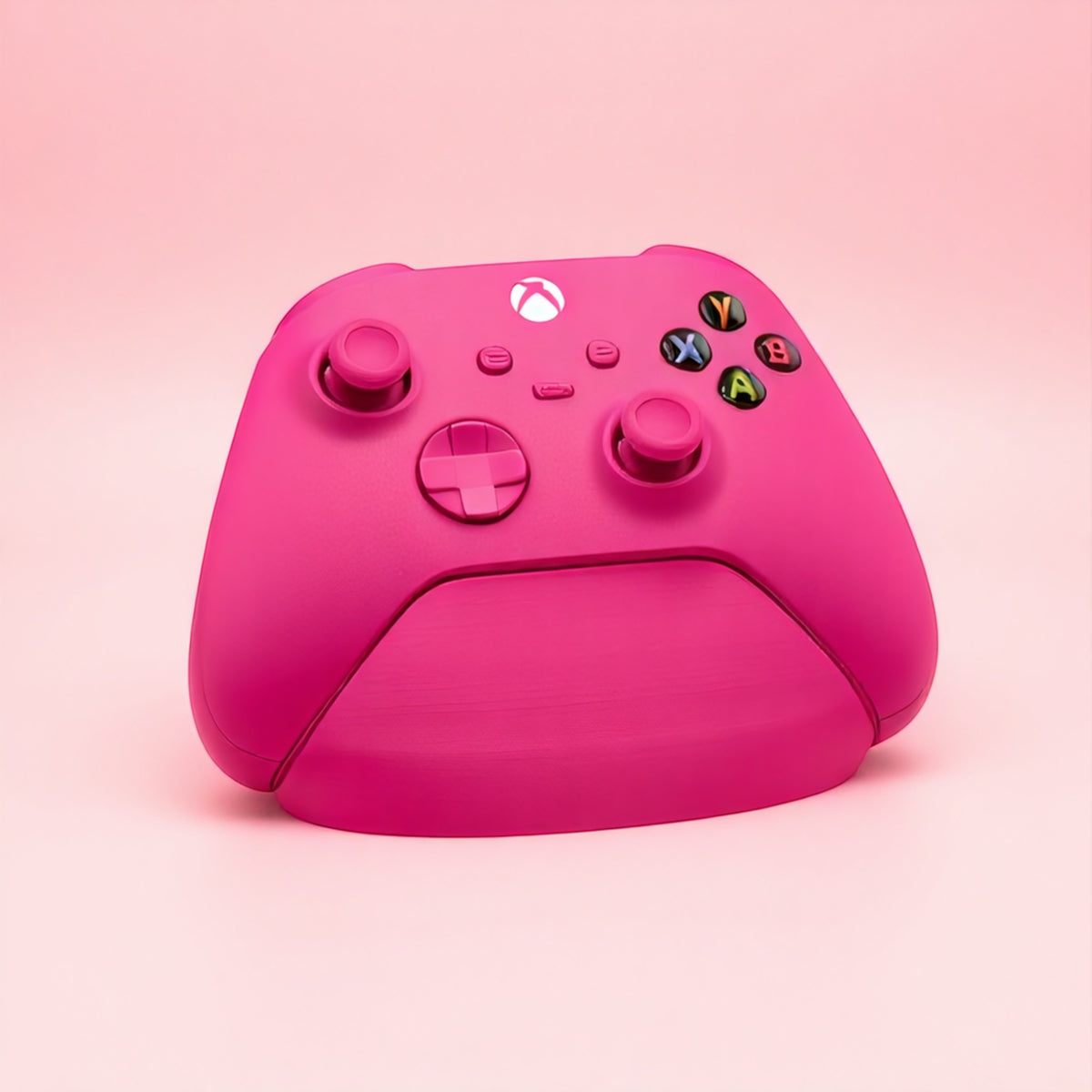 Magicland 3D pembe Xbox kontrolcü standı, oyun kurulumu için sade ve fonksiyonel aksesuar.