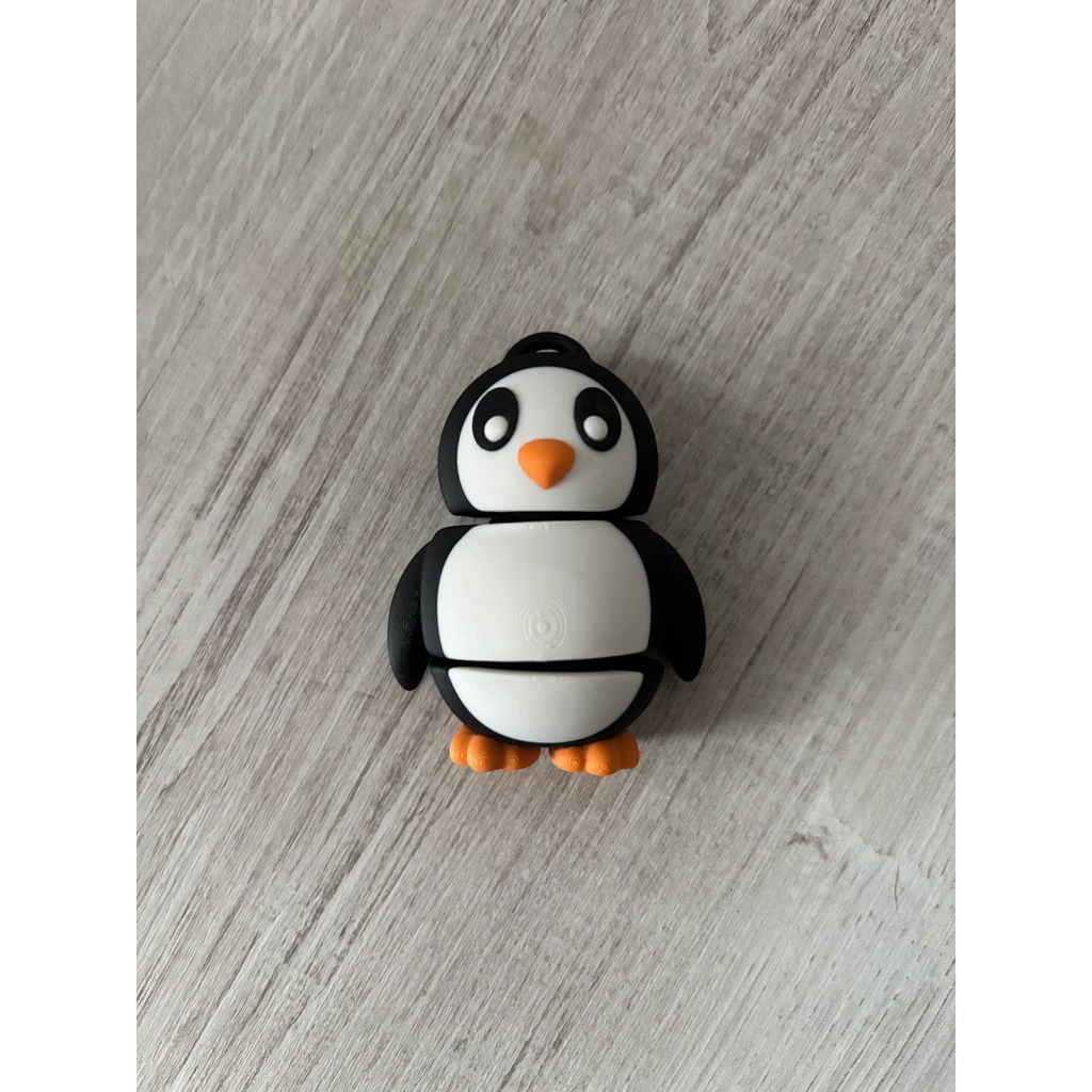 Magicland 3D sevimli penguen tasarımlı, siyah, beyaz ve turuncu renklerde anahtarlık.