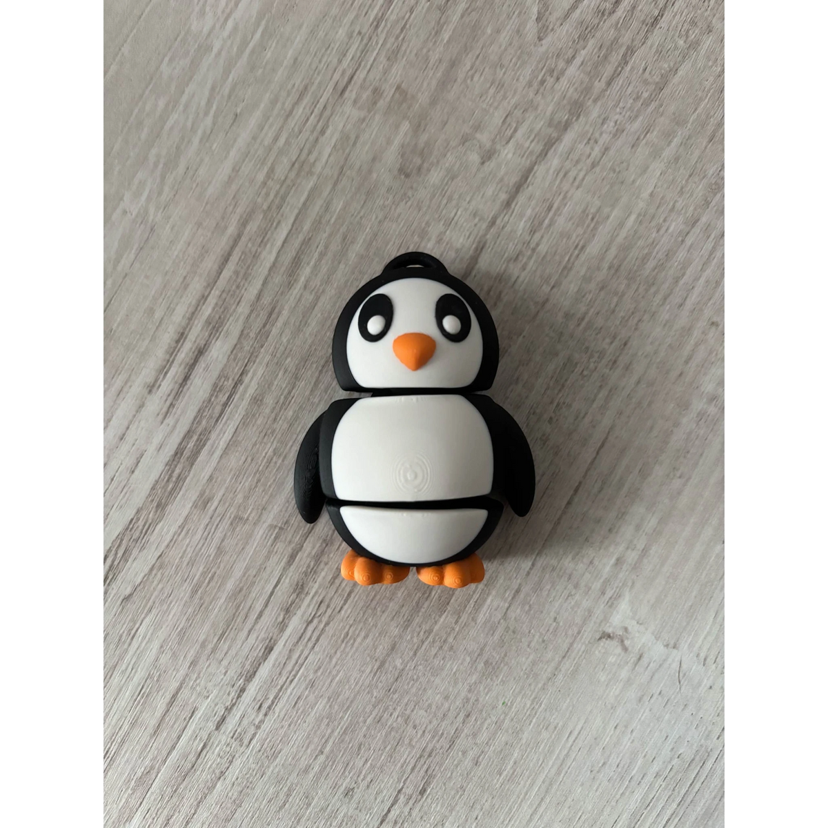 Magicland 3D sevimli penguen tasarımlı, siyah, beyaz ve turuncu renklerde anahtarlık.