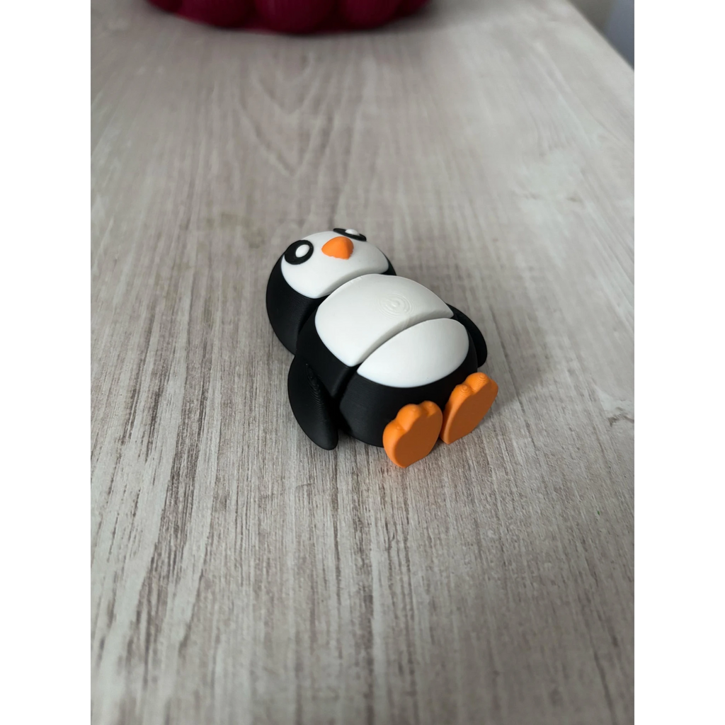 Magicland 3D sevimli penguen anahtarlık, siyah, beyaz ve turuncu renklerde, sevimli ve eğlenceli bir tasarıma sahip.