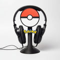 Magicland 3D Pokemon temalı kulaklık standı, Pok topu tasarımı ve Pokemon logosu ile