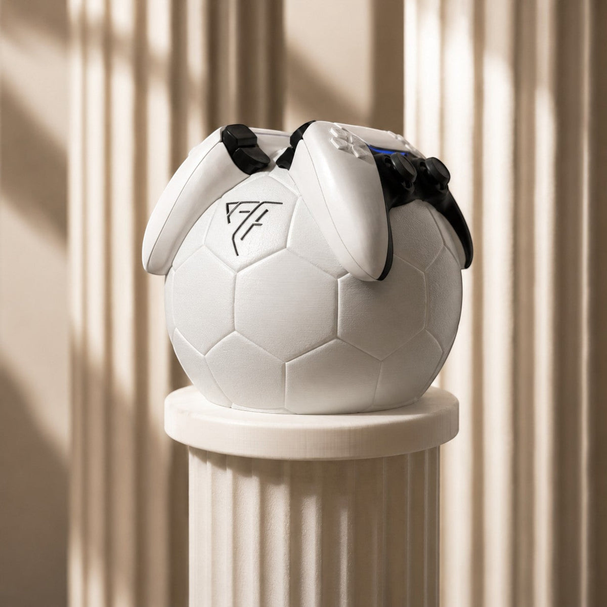 Magicland 3D futbol topu şeklinde beyaz PS5 kontrolcü standı, üzerinde FF logosu bulunur.