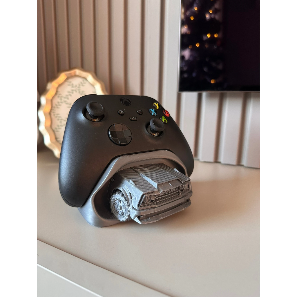 Magicland 3D Rocket League temalı gri 3D baskı araç standı, Xbox kontrolcüsünü tutar.