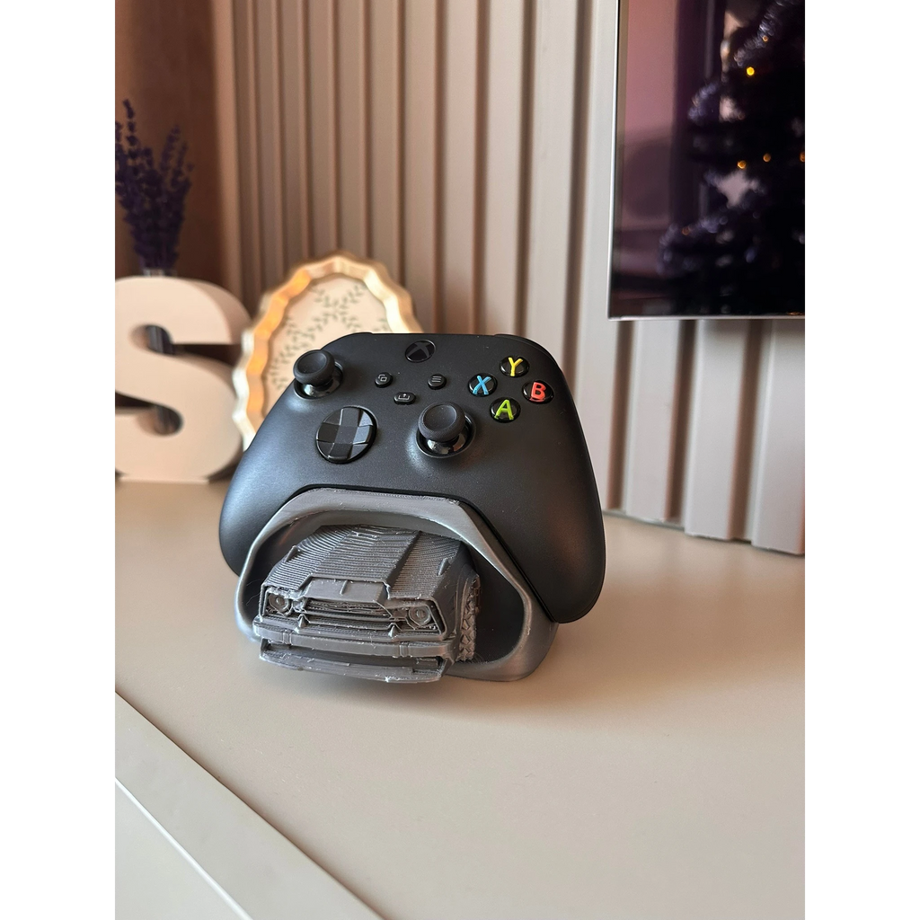 Magicland 3D Rocket League temalı gri 3D baskı araç standı, Xbox kontrolcüsünü tutar.