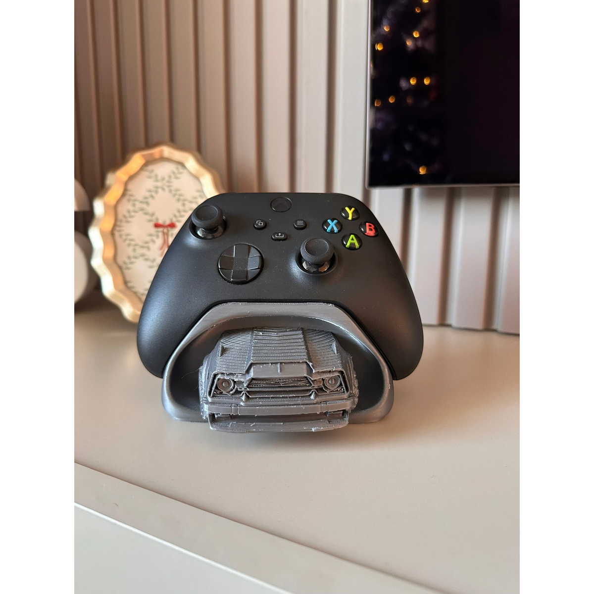 Magicland 3D Rocket League temalı gri araç figürlü siyah Xbox kontrolcü standı