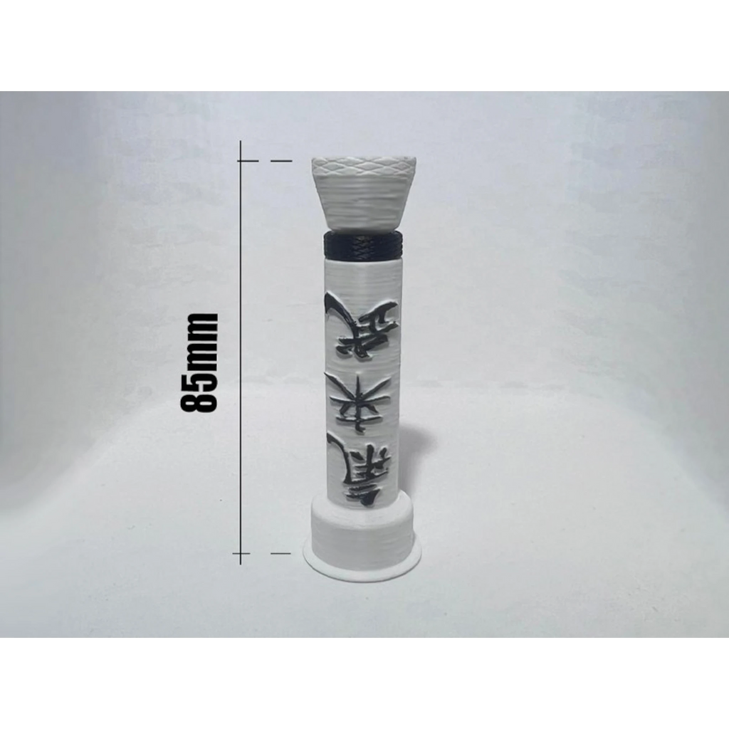 Magicland 3D Samuray GPU Ekran Kartı Tutucu, beyaz ve siyah renklerde, Japonca karakterlerle süslenmiş, 85mm yüksekliğinde.
