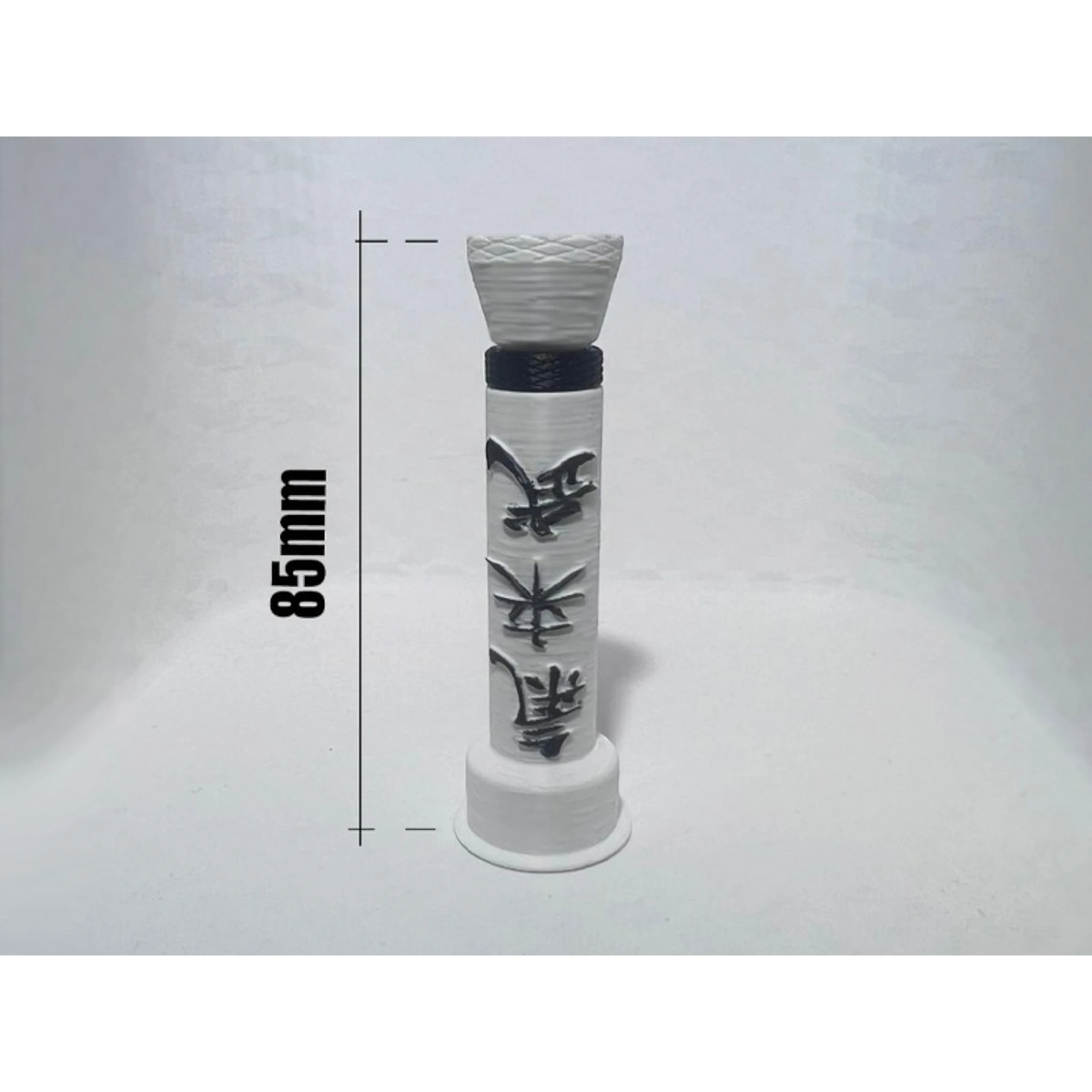 Magicland 3D Samuray GPU Ekran Kartı Tutucu, beyaz ve siyah renklerde, Japonca karakterlerle süslenmiş, 85mm yüksekliğinde.