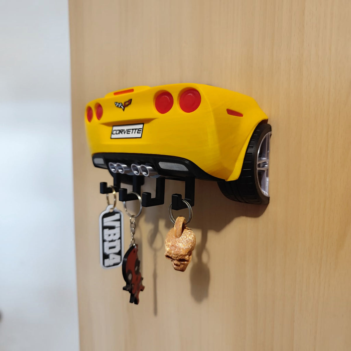 Magicland 3D sarı Corvette C6 tasarımlı, 5 kancalı, duvara monte edilen dekoratif anahtarlık askısı