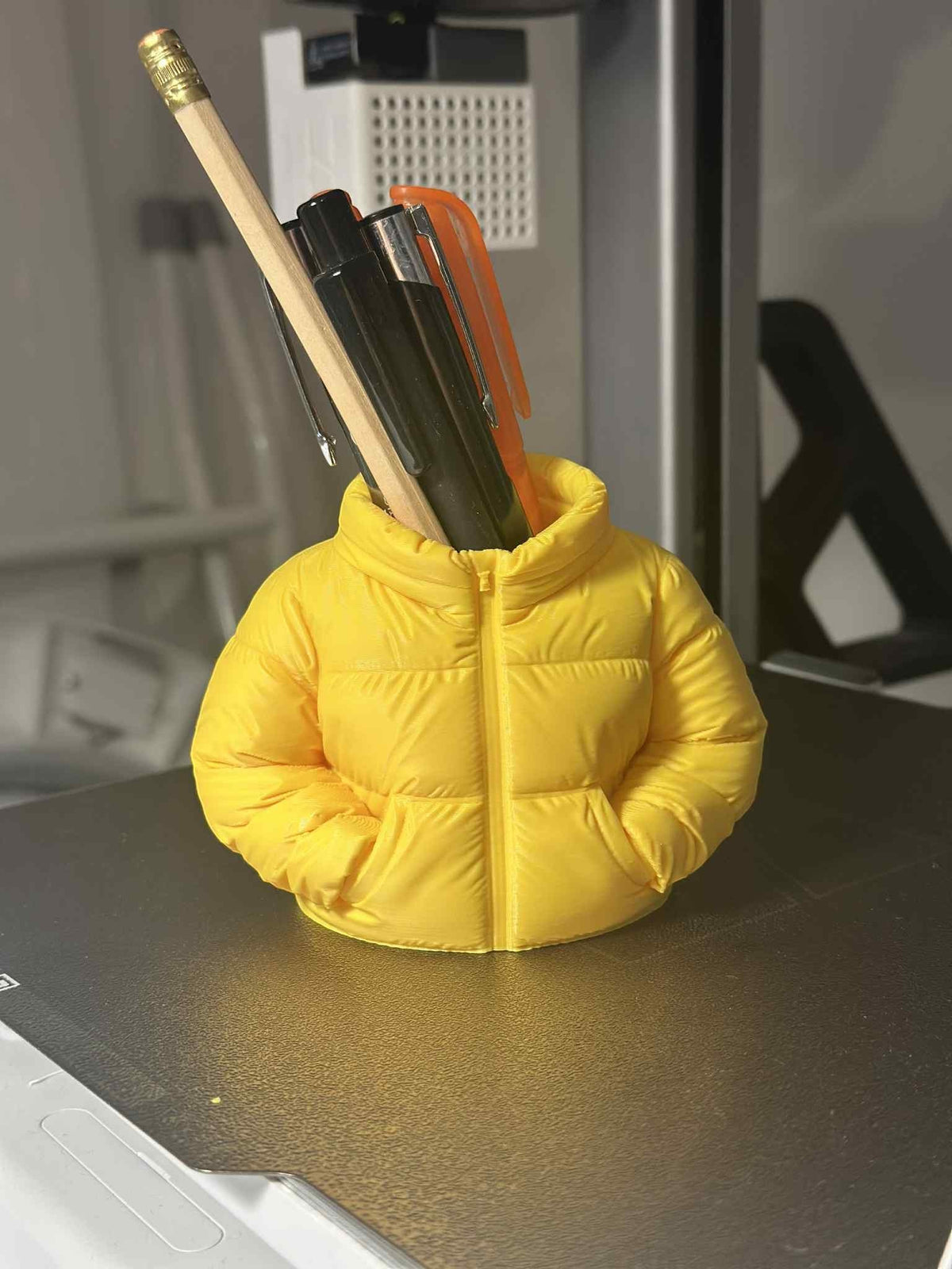 Magicland 3D sarı şişme ceket şeklinde kalemlik, kalem ve kalemleri tutar