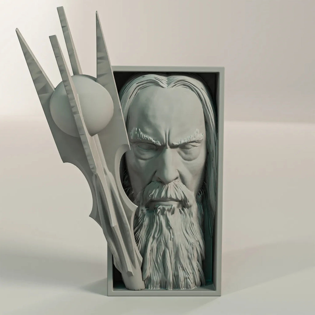 Magicland 3D tasarımı gri PLA malzemeden üretilmiş, detaylı sakal ve asa figürlü Saruman kitap tutucu dekoru.