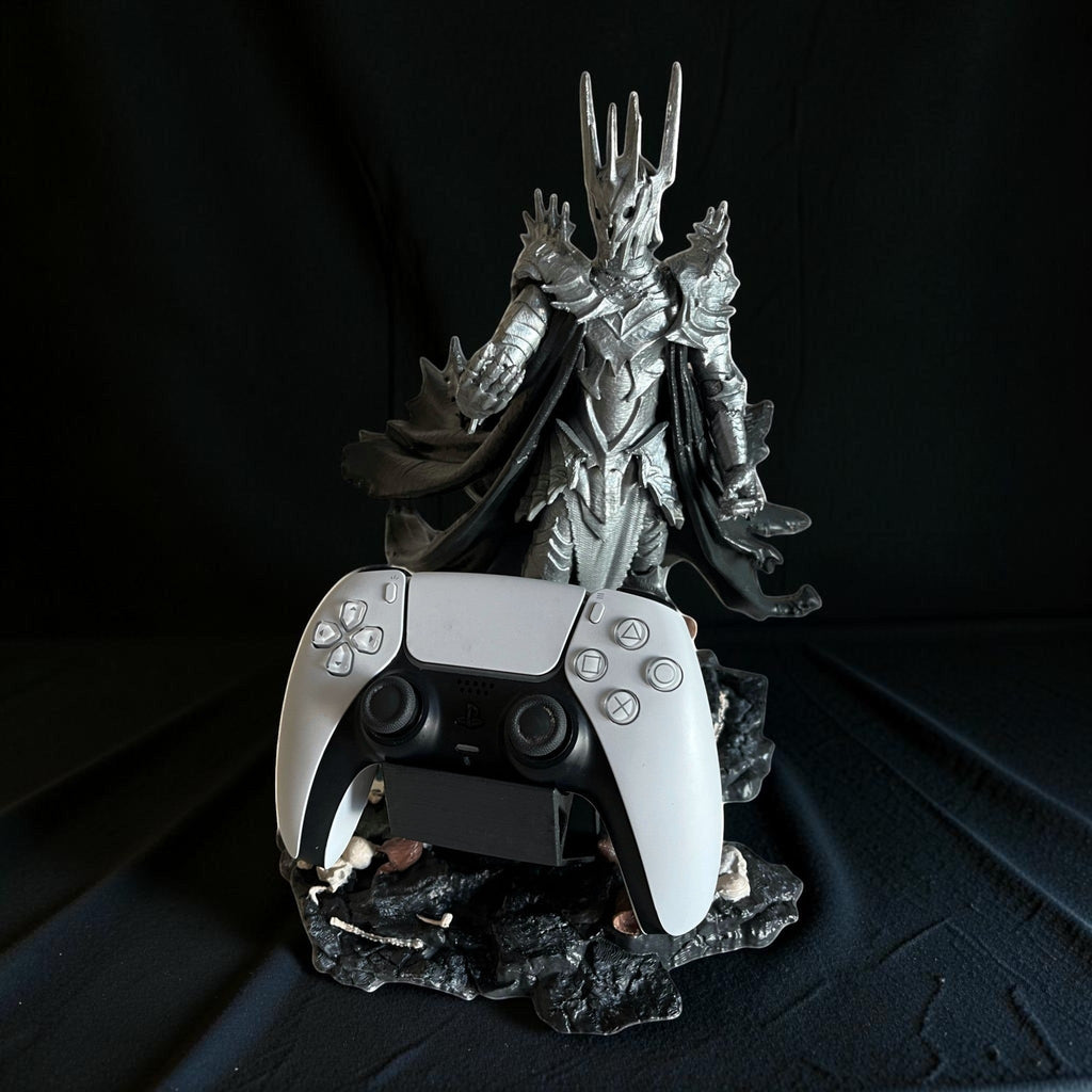 Magicland 3D'den Sauron figürlü, gri renkli, detaylı oyun kumandası tutacağı. Oyun odası dekorasyonu için ideal.