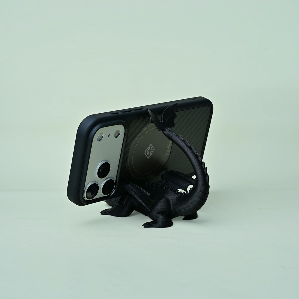 Magicland 3D siyah ejderha figürlü masaüstü telefon standı, kuyruk desteğiyle yatay konumda duran akıllı telefon