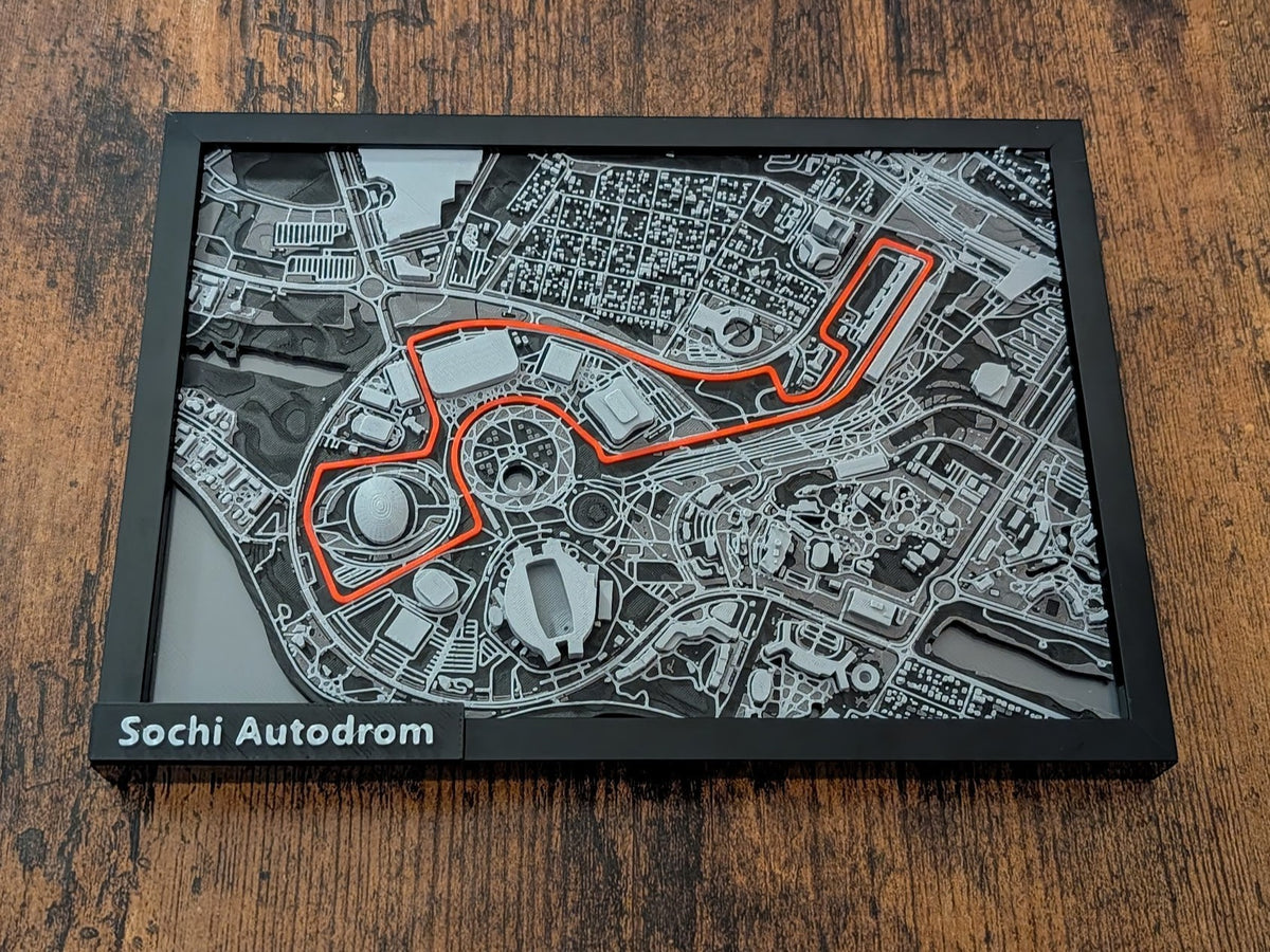 Magicland 3D, 3 boyutlu Sochi Autodrom pist haritası, siyah çerçeveli, detaylı şehir ve pist görünümü.