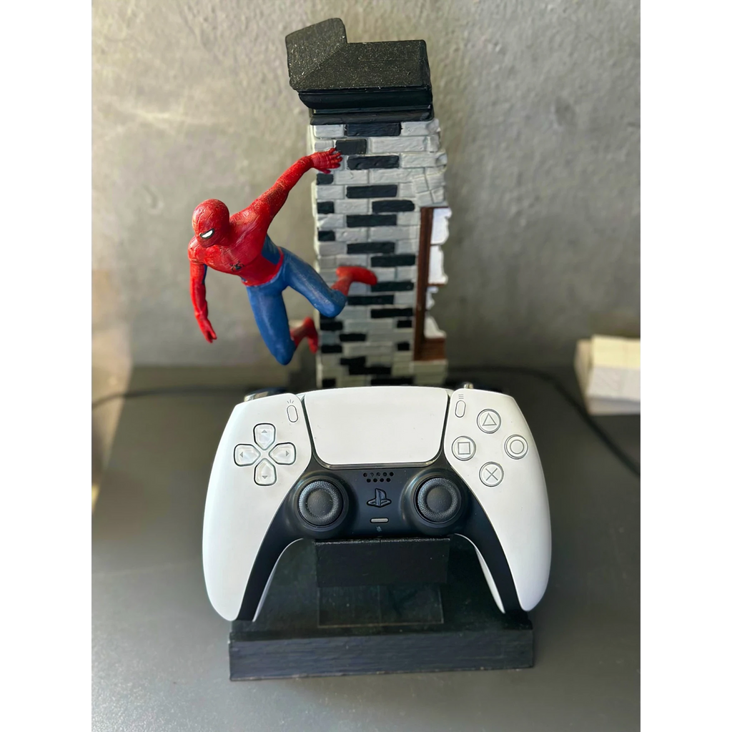 Magicland 3D Spiderman özel tasarım kol tutacağı, oyun kumandasını tutmak için tasarlanmış, Spiderman figürüyle süslenmiş bir üründür.