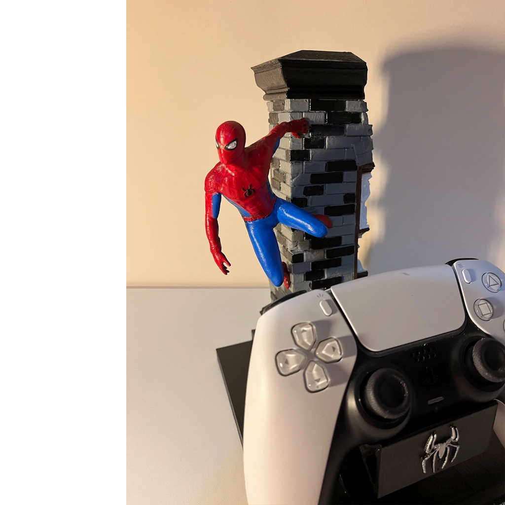 Magicland 3D Spiderman özel tasarım kol tutacağı, kırmızı ve mavi kostümlü Spiderman figürü, PS5 kontrolcüsü için özel olarak tasarlanmış.