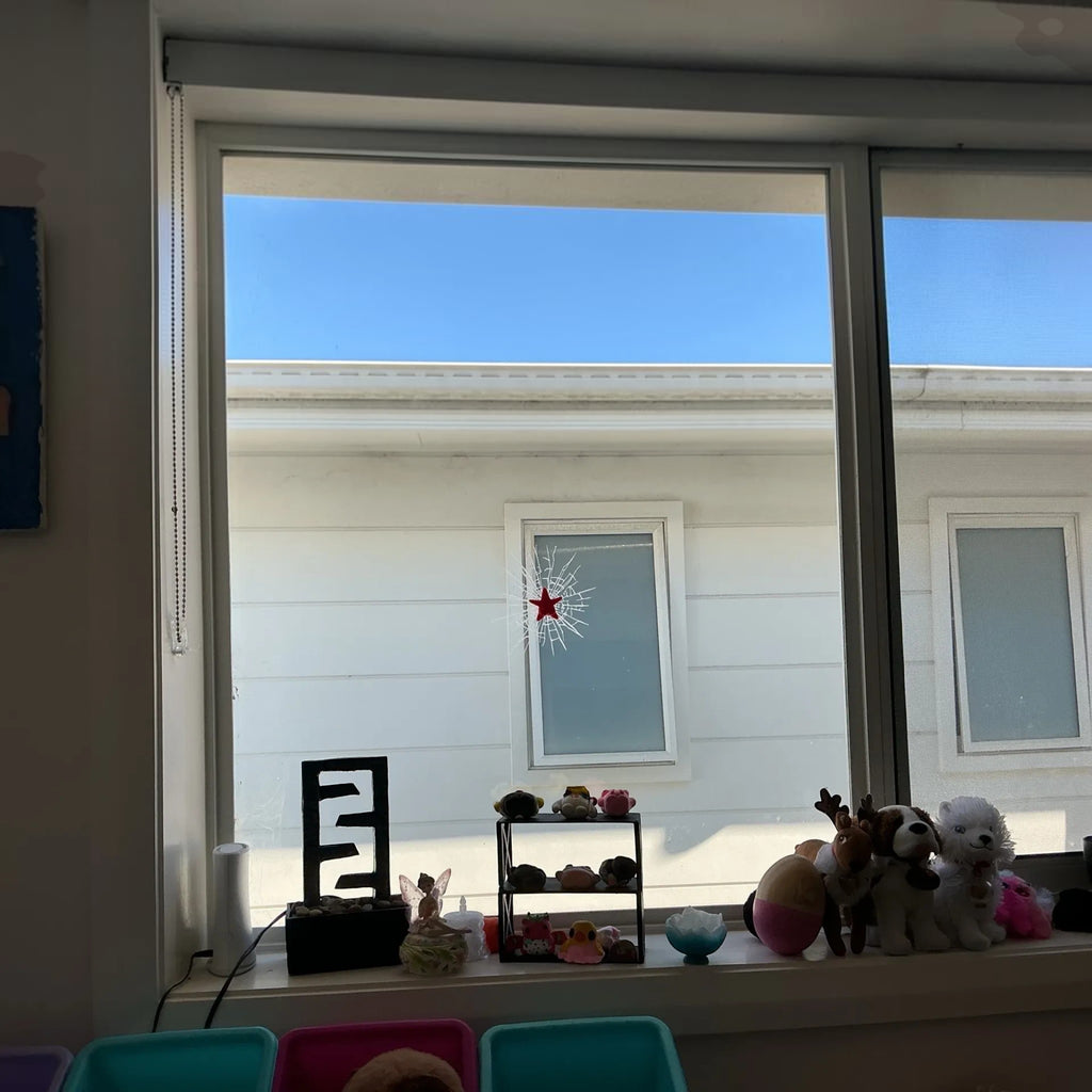Magicland 3D Sünger Bob kırık cam efekti dekoratif figür, pencere üzerinde gerçekçi çatlak görünümü ile