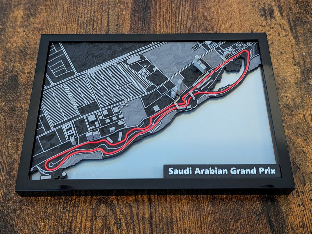 Magicland 3D, 3 boyutlu Suudi Arabistan Grand Prix pist haritası, siyah çerçeveli, kırmızı yarış çizgili.