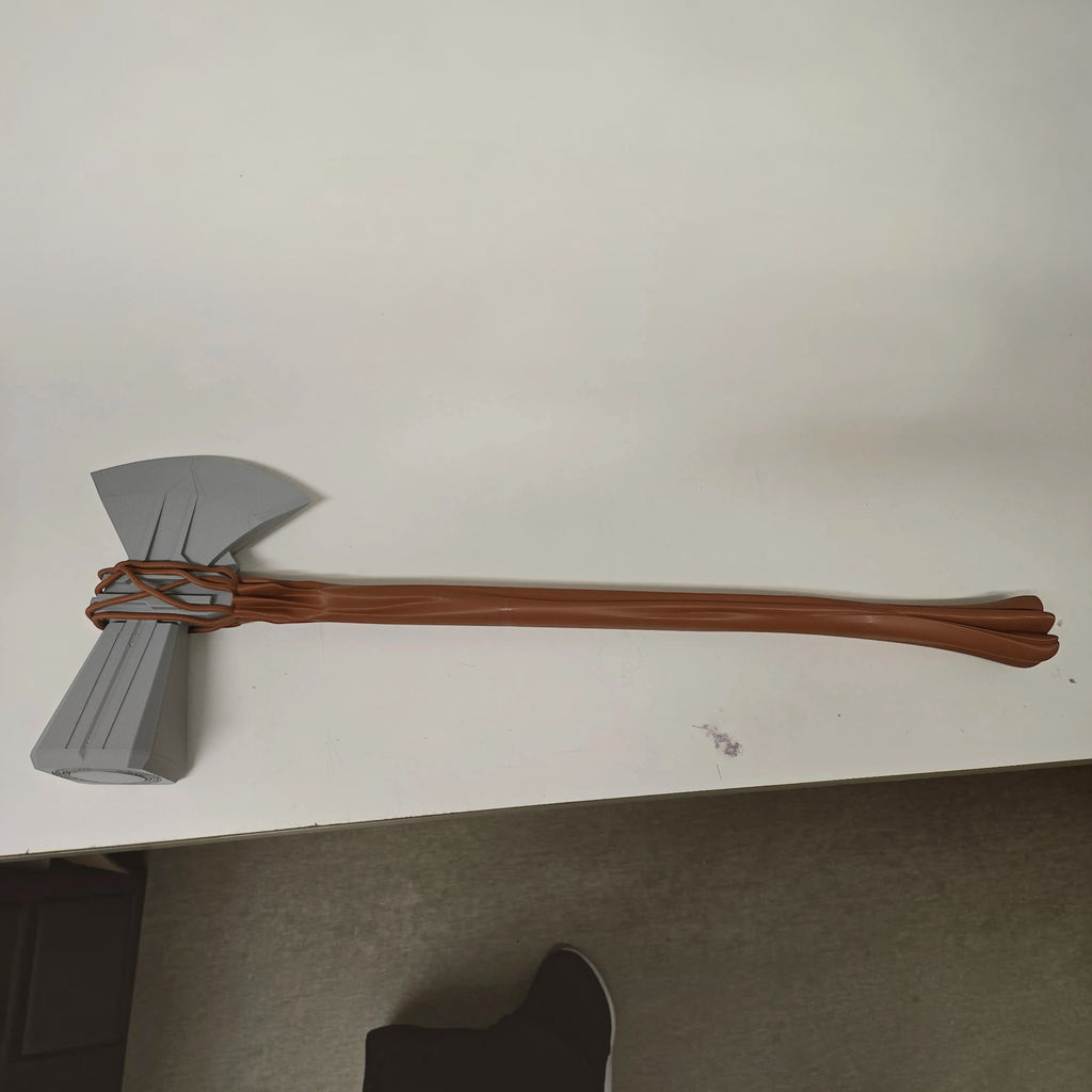 Magicland 3D Thor Stormbreaker 1:1 replika balta, ahşap görünümlü sap ve gri detaylı başlık ile gerçekçi duvar dekoru.