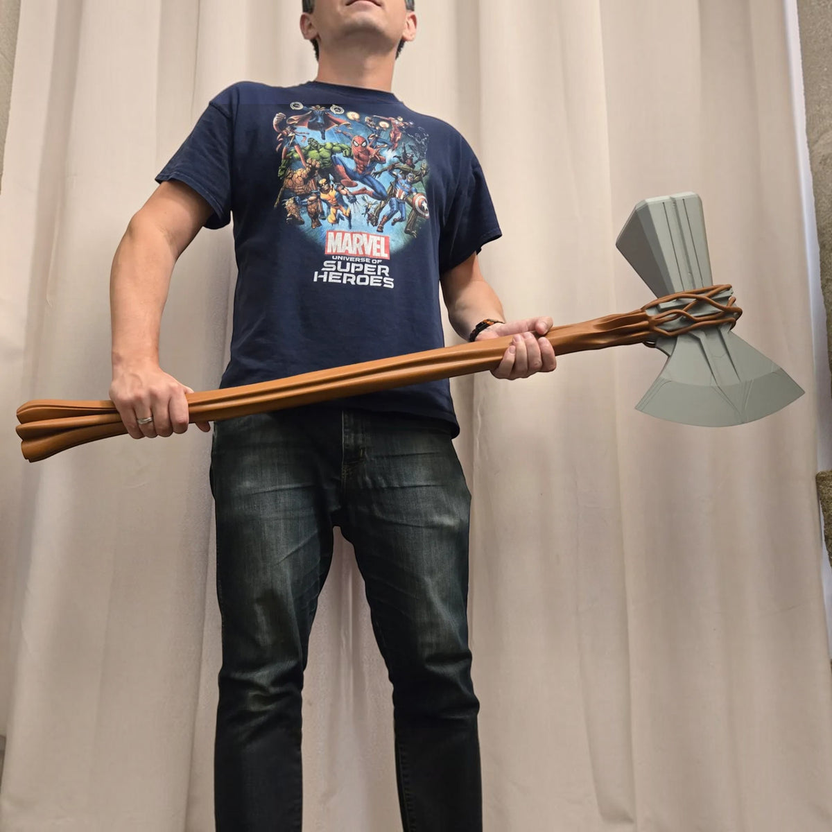 Magicland 3D imzalı, 1 metre uzunluğunda gerçek boyutlu gri ve ahşap görünümlü Thor Stormbreaker balta replikası